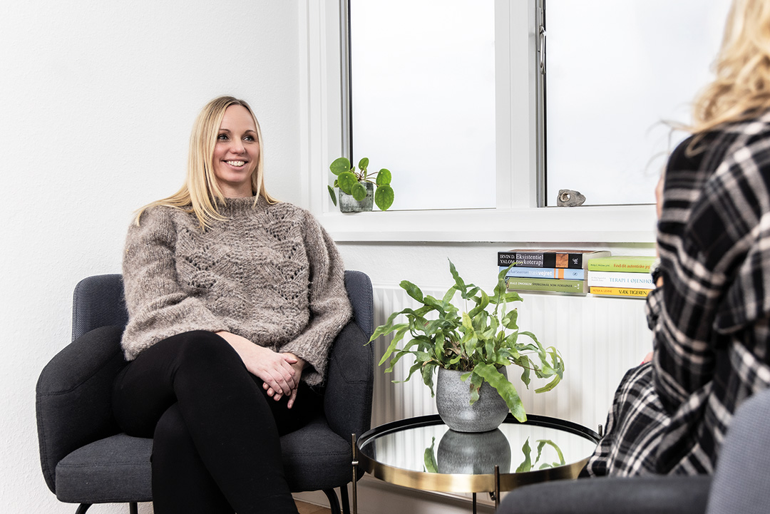 Fysioterapeut Psykoterapeut og TRE behandler Louise Møldrup i psykoterapeutisk samtale med kvinde