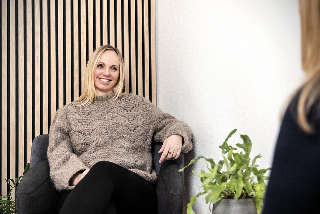 Fysioterapeut Psykoterapeut og TRE behandler Louise Møldrup i psykoterapeutisk samtale med kvinde